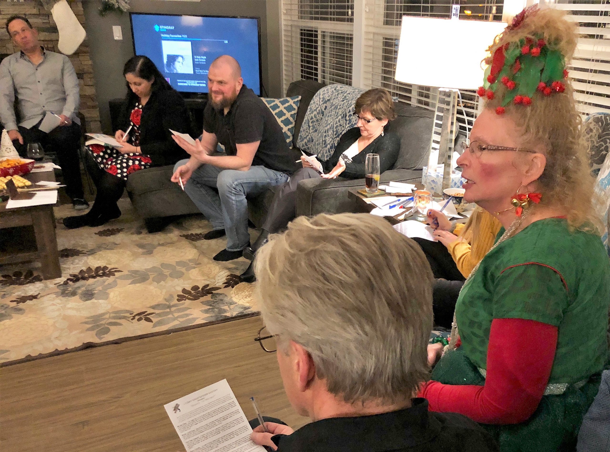 R2MXmas - Karma Elferson helps the audience solve the crime!